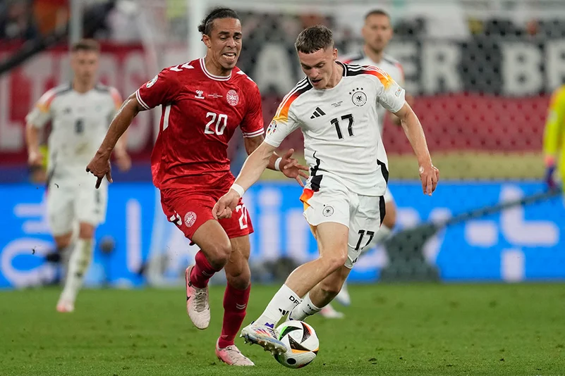 Florian Wirtz and Yussuf Poulsen fight for the ball 